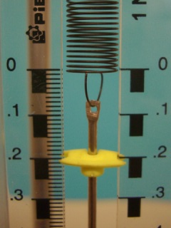 Newtonmeter zeigt eine Kraft an