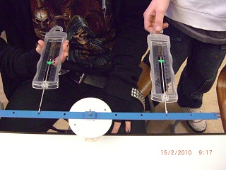 Schüler benutzt ein Newtonmeter